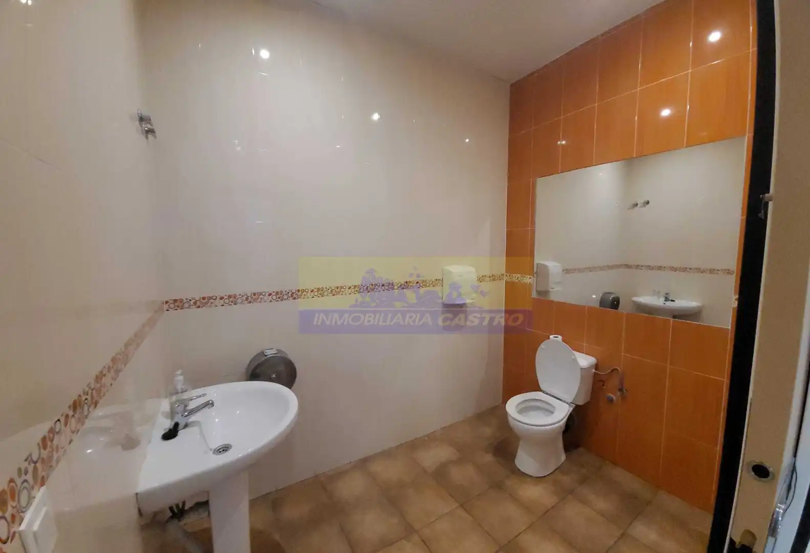 Badezimmer von Fabrikhallen zur Miete in Castro-Urdiales