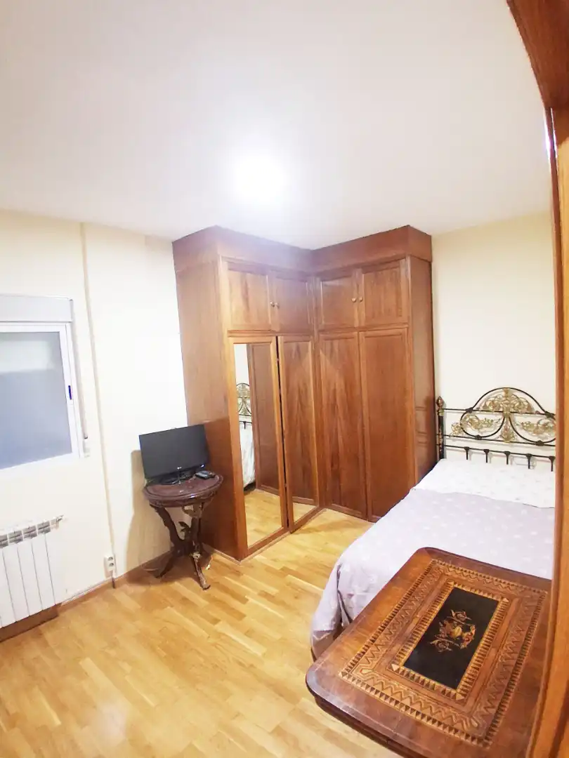Dormitori de Pis de lloguer en Granada amb Calefacció, Parquet i Moblat