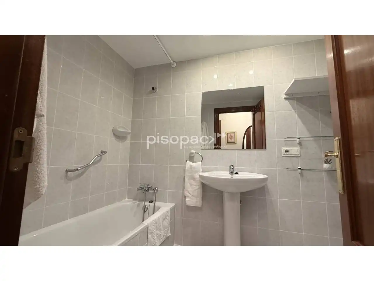 Bathroom of Flat for sale in  Pamplona / Iruña  with Air Conditioner, Heating and Terrace
