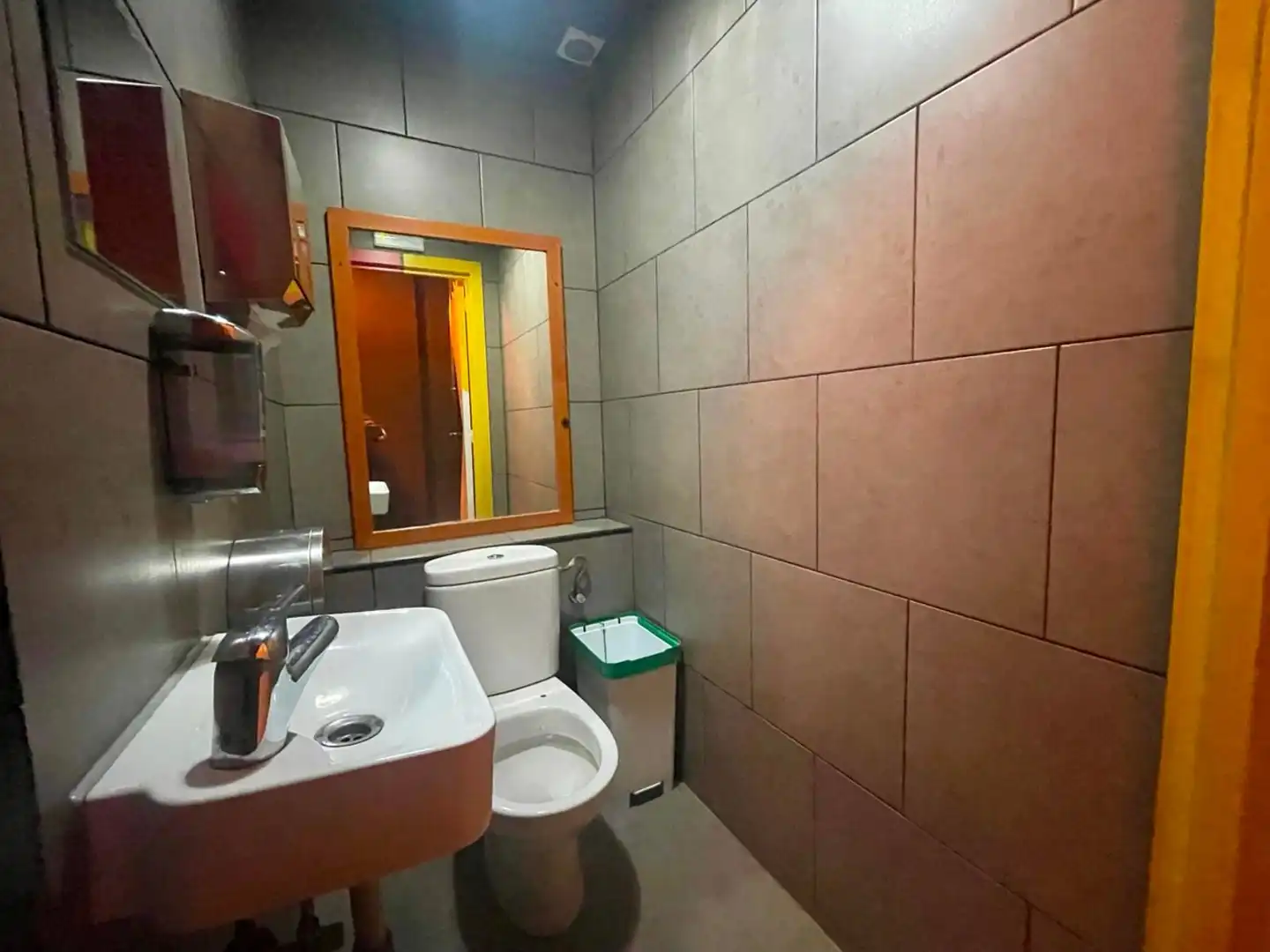 Baño de Local en traspaso en Barcelona con Aire acondicionado, Internet y Alarma