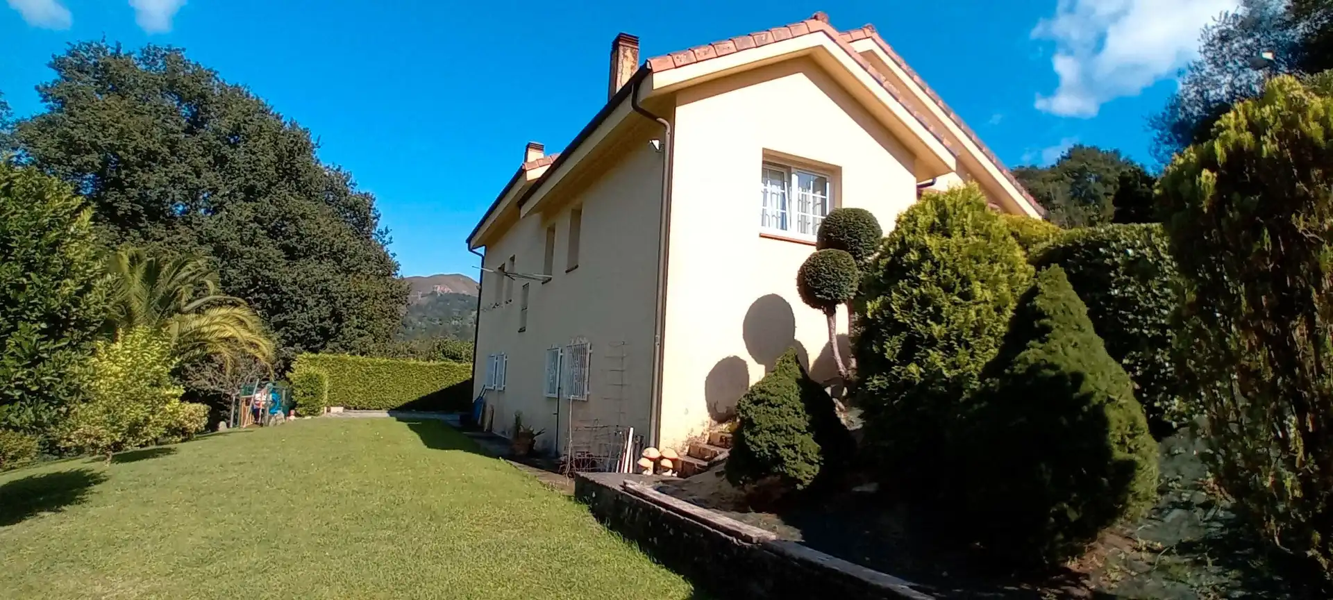Vista exterior de Casa o xalet en venda en Parres amb Calefacció, Jardí privat i Parquet