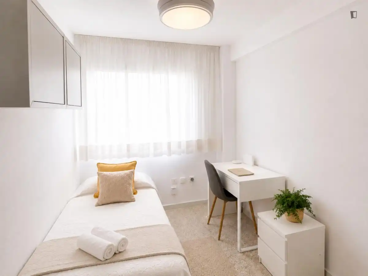 Habitación de Apartamento para compartir en Málaga con Aire acondicionado, Calefacción y Amueblado