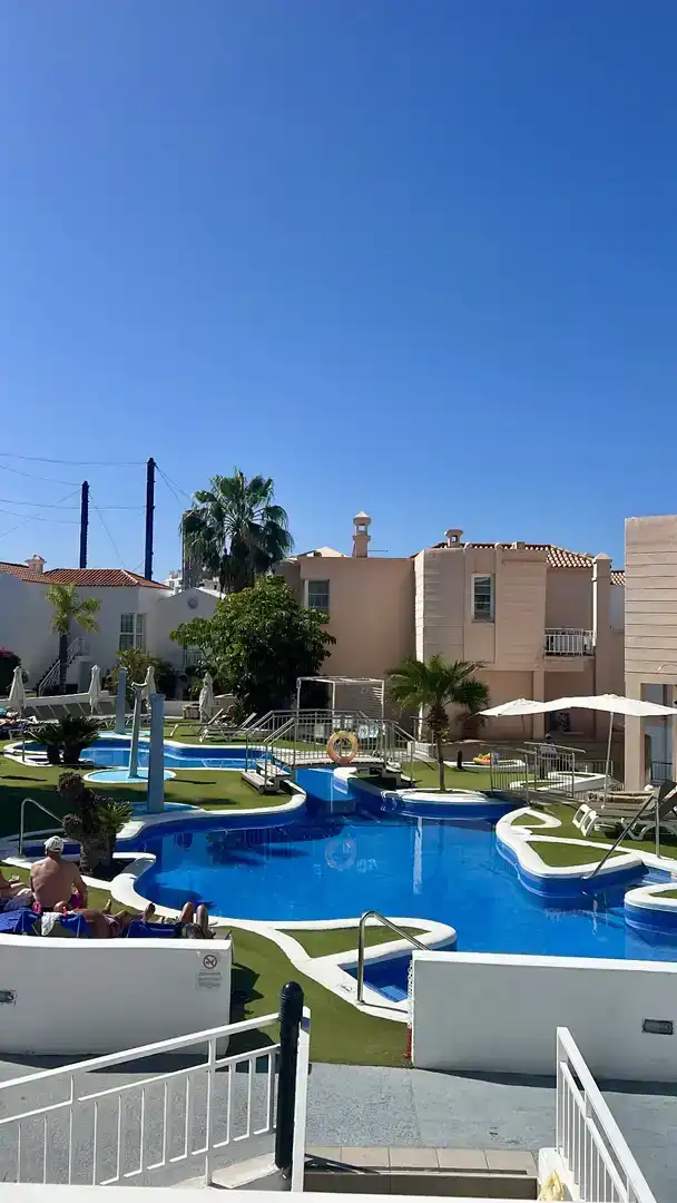 Vista exterior de Piso de alquiler en Adeje con Aire acondicionado, Jardín privado y Piscina
