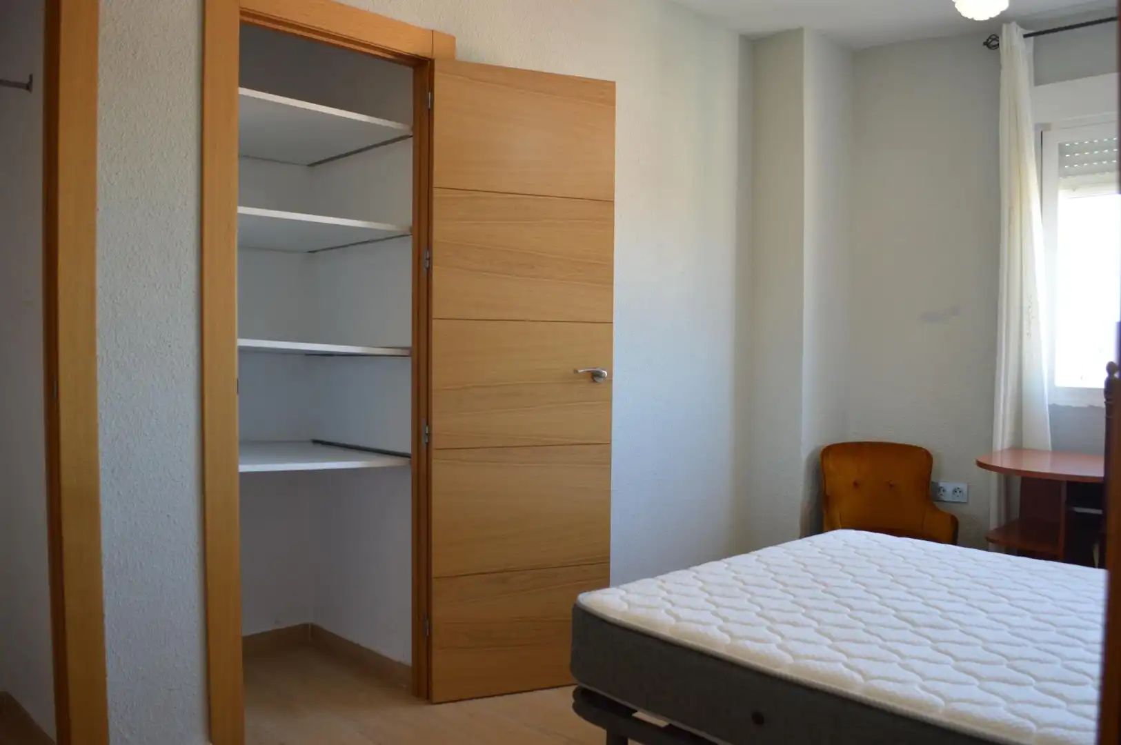 Bedroom of Flat for rent in Granada  with Air Conditioner, Furnished and Balcony