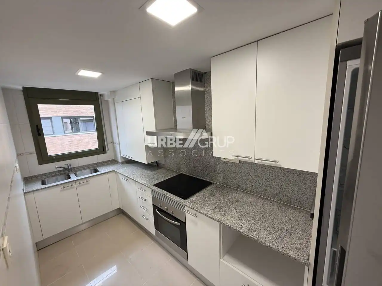 Cocina de Dúplex de alquiler en Terrassa con Aire acondicionado, Calefacción y Terraza