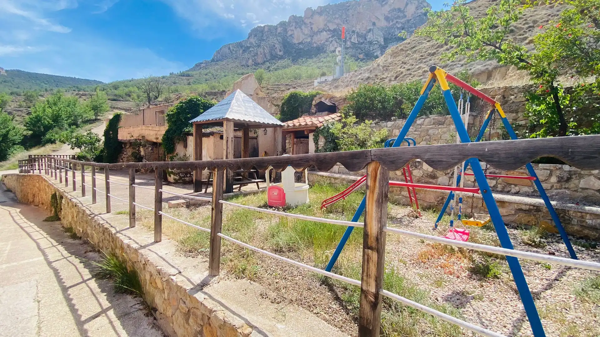 Vista exterior de Casa o xalet en venda en Villarluengo amb Calefacció, Jardí privat i Terrassa