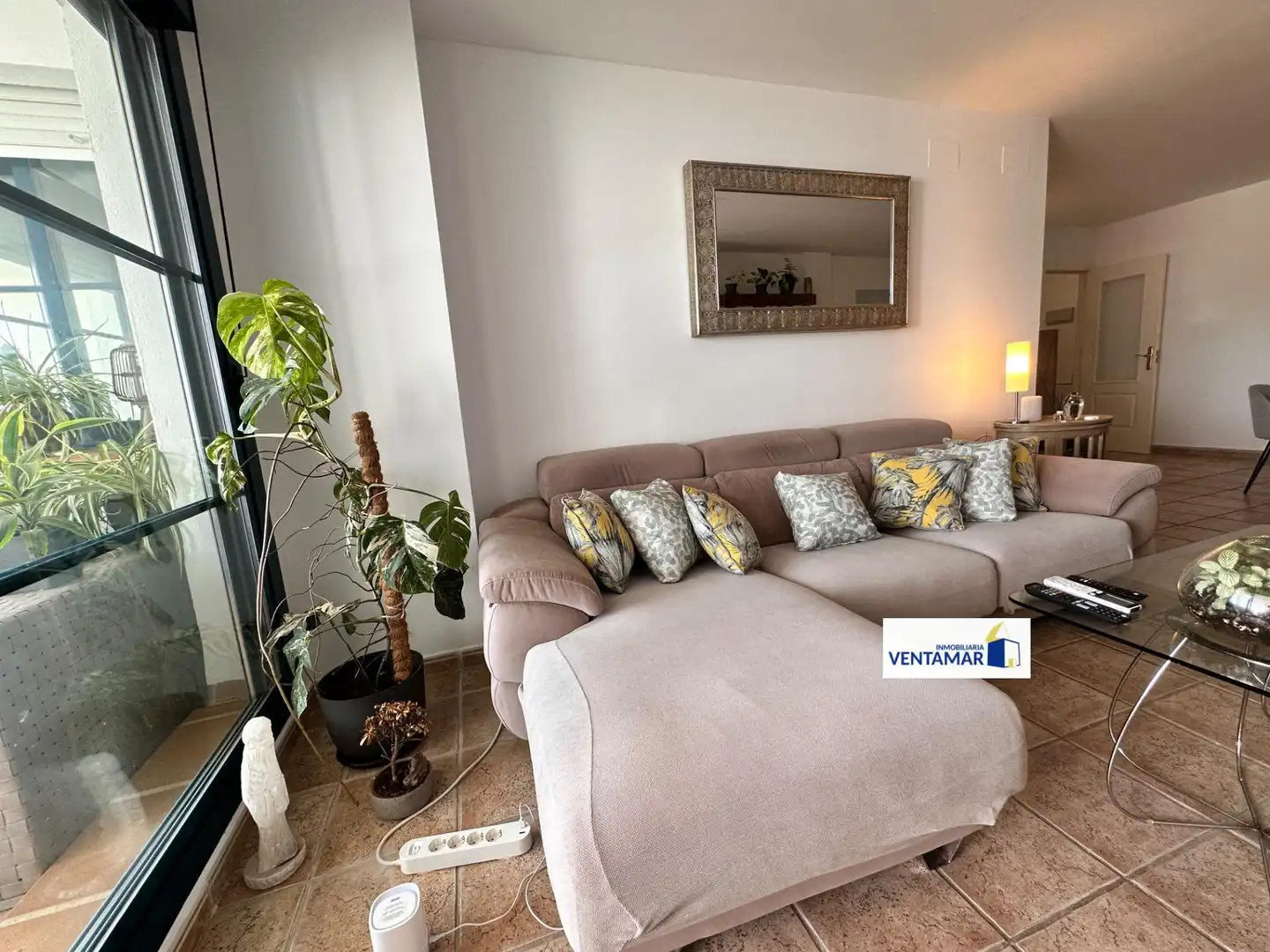 Wohnzimmer von Erdgeschoss zum Verkauf in La Alcaidesa mit Klimaanlage, Heizung und Privatgarten