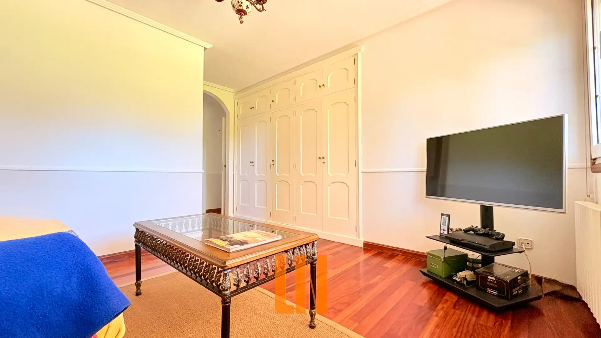 Sala d'estar de Casa o xalet en venda en Oleiros amb Calefacció, Jardí privat i Parquet