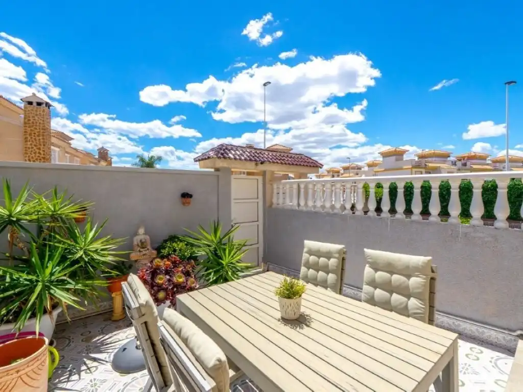Terrasse von Einfamilien-Reihenhaus zum Verkauf in Torrevieja mit Klimaanlage, Privatgarten und Schwimmbad