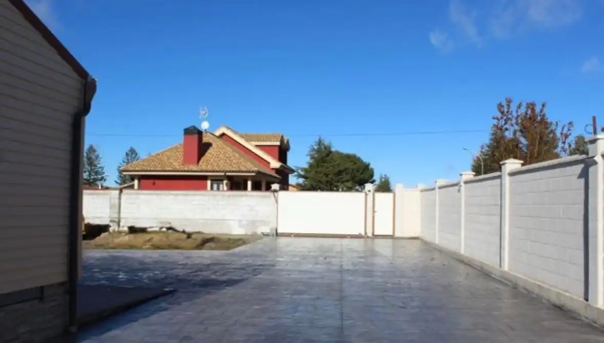 Vista exterior de Casa o xalet en venda en Santas Martas amb Aire condicionat, Calefacció i Jardí privat