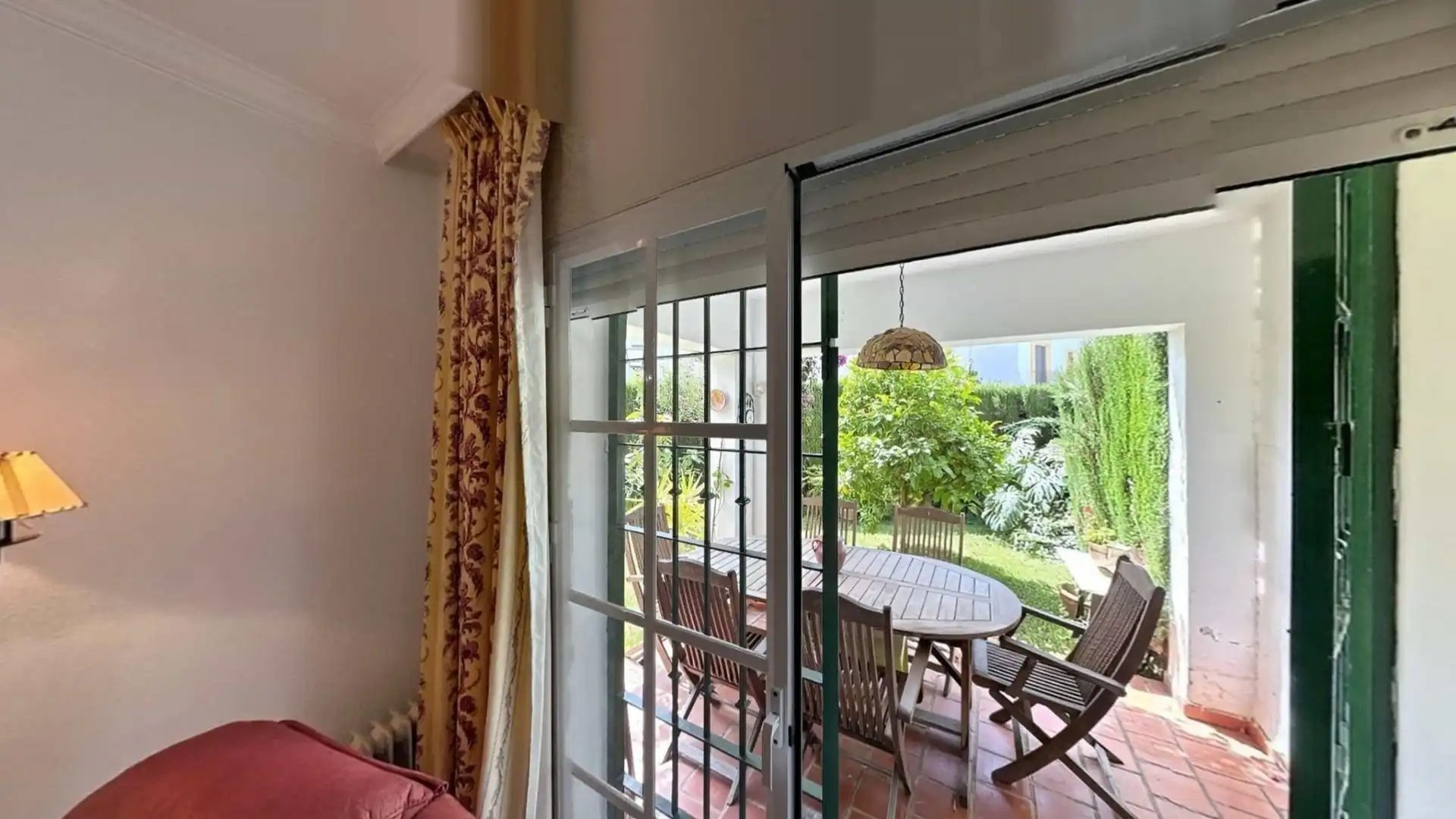 Garten von Einfamilien-Reihenhaus zum Verkauf in Estepona mit Heizung, Privatgarten und Terrasse