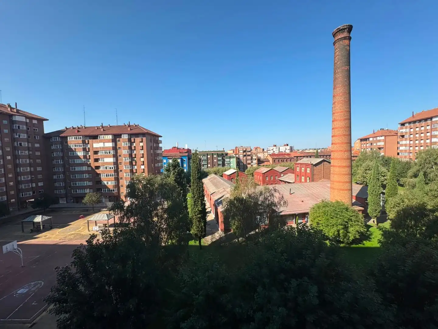 Vista exterior de Pis de lloguer en León Capital  amb Calefacció i Traster