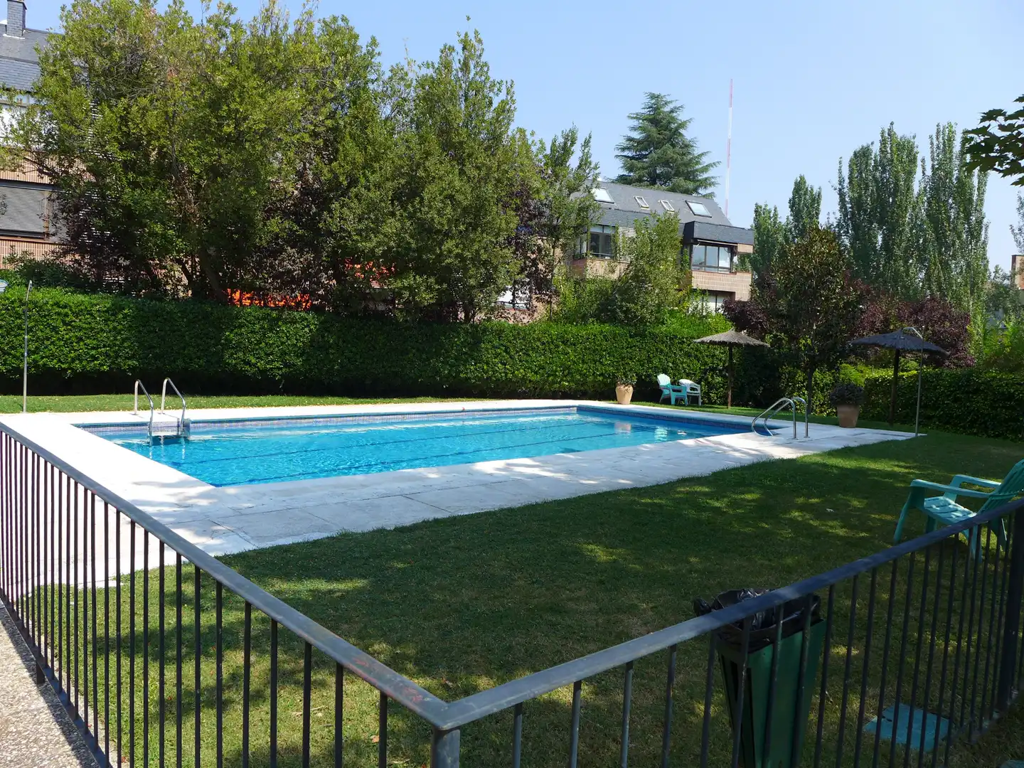 Piscina de Pis de lloguer en Majadahonda amb Aire condicionat, Calefacció i Jardí privat