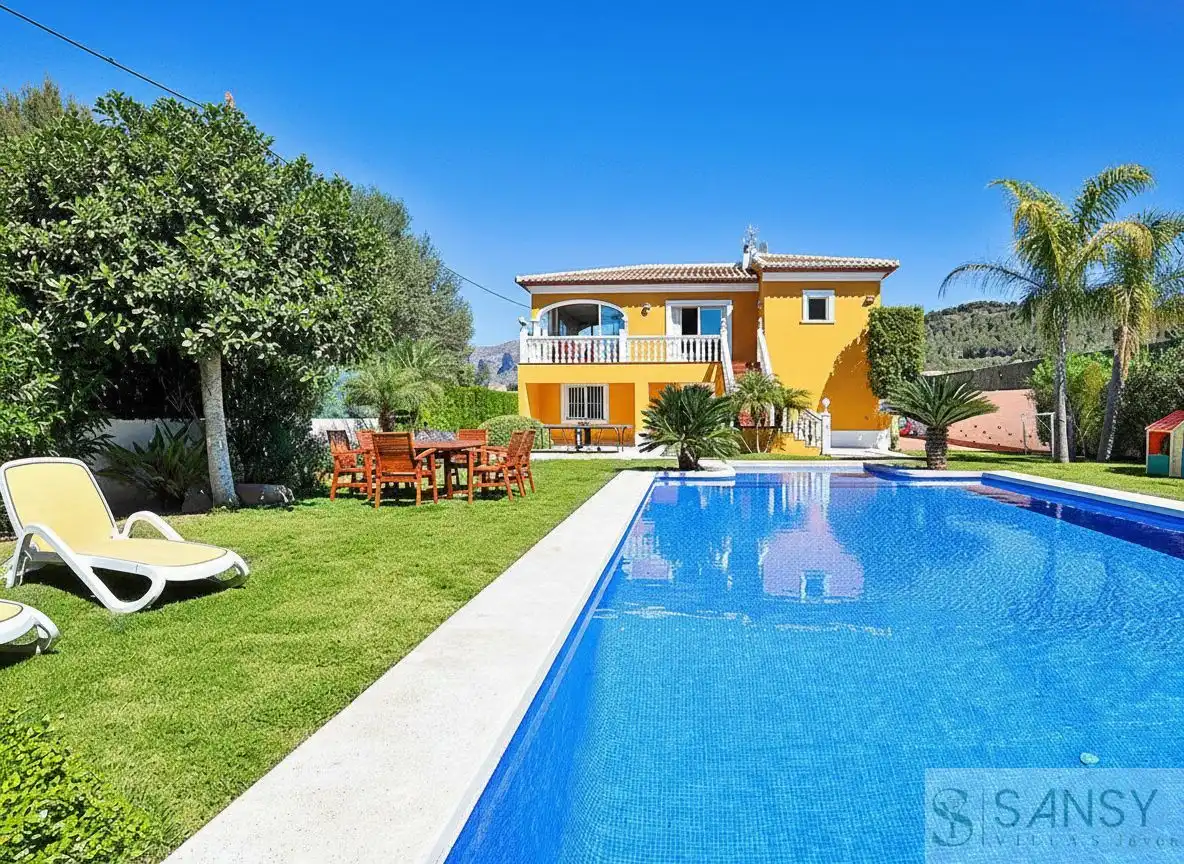 Detached house with pool for sale in Puerto