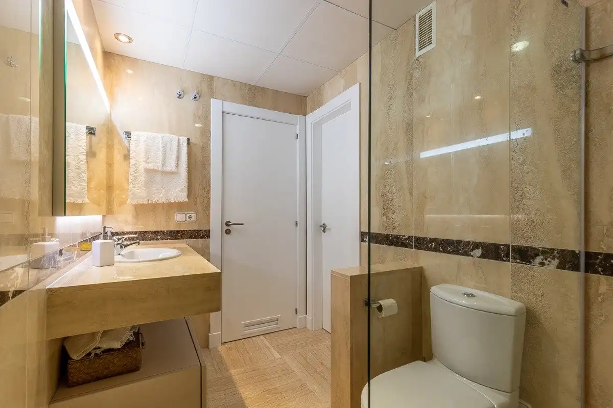 Baño de Estudio en venta en Vélez-Málaga con Aire acondicionado, Terraza y Alarma