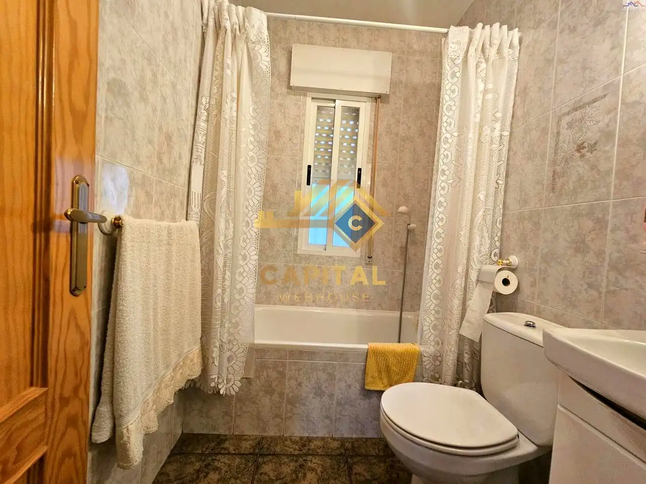 Bany de Casa o xalet en venda en Villa del Prado amb Traster i Piscina