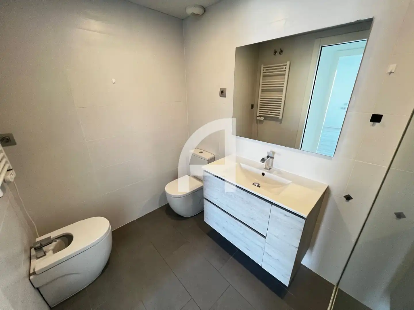 Badezimmer von Wohnung zur Miete in Sitges mit Klimaanlage, Heizung und Parkett
