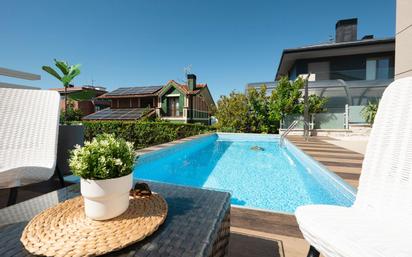 Piscina de Casa o xalet en venda en Castro-Urdiales amb Aire condicionat, Calefacció i Jardí privat