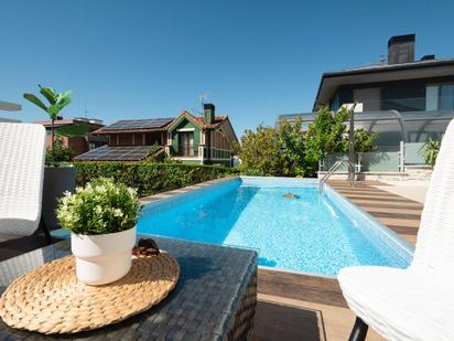 Piscina de Casa o xalet en venda en Castro-Urdiales amb Aire condicionat, Calefacció i Jardí privat