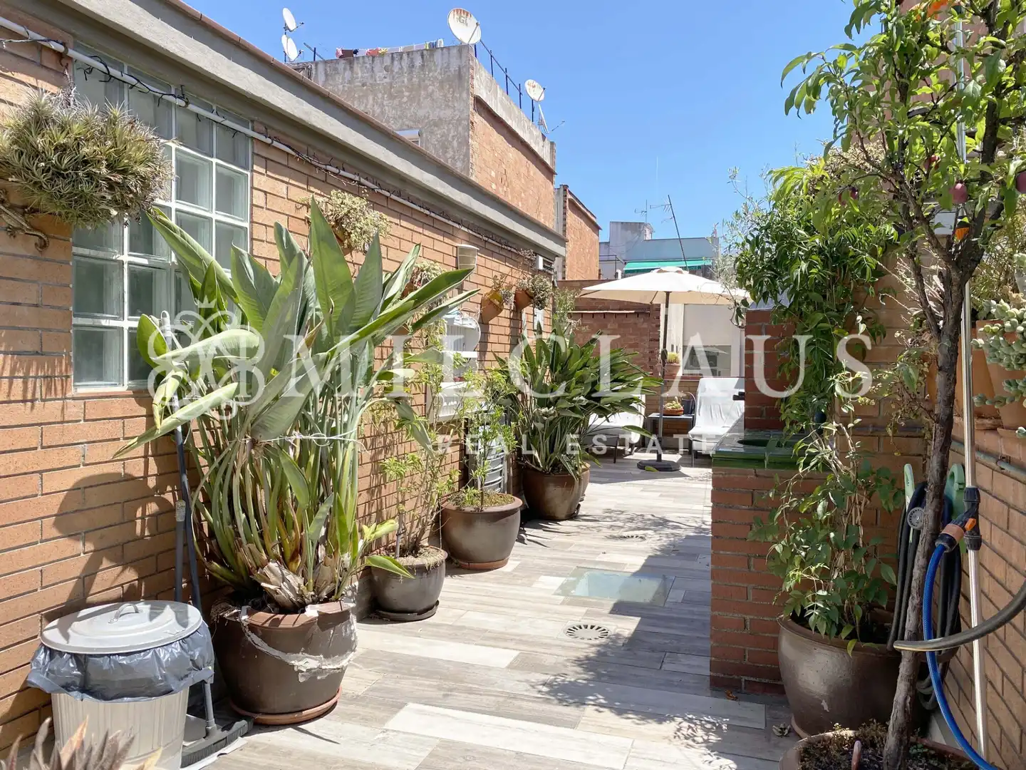 Terrasse von Einfamilien-Reihenhaus zum Verkauf in L'Hospitalet de Llobregat mit Klimaanlage, Heizung und Parkett
