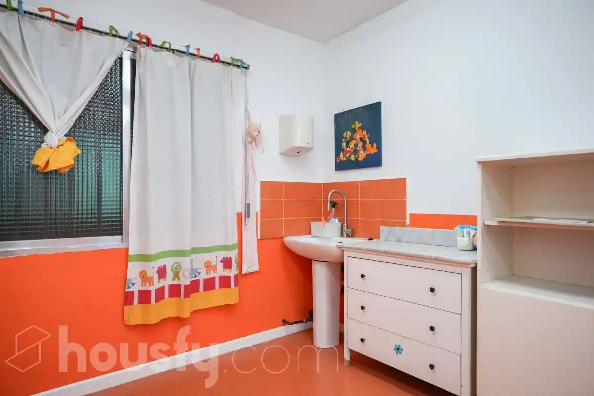 Baño de Local en venta en Madrid con Aire acondicionado