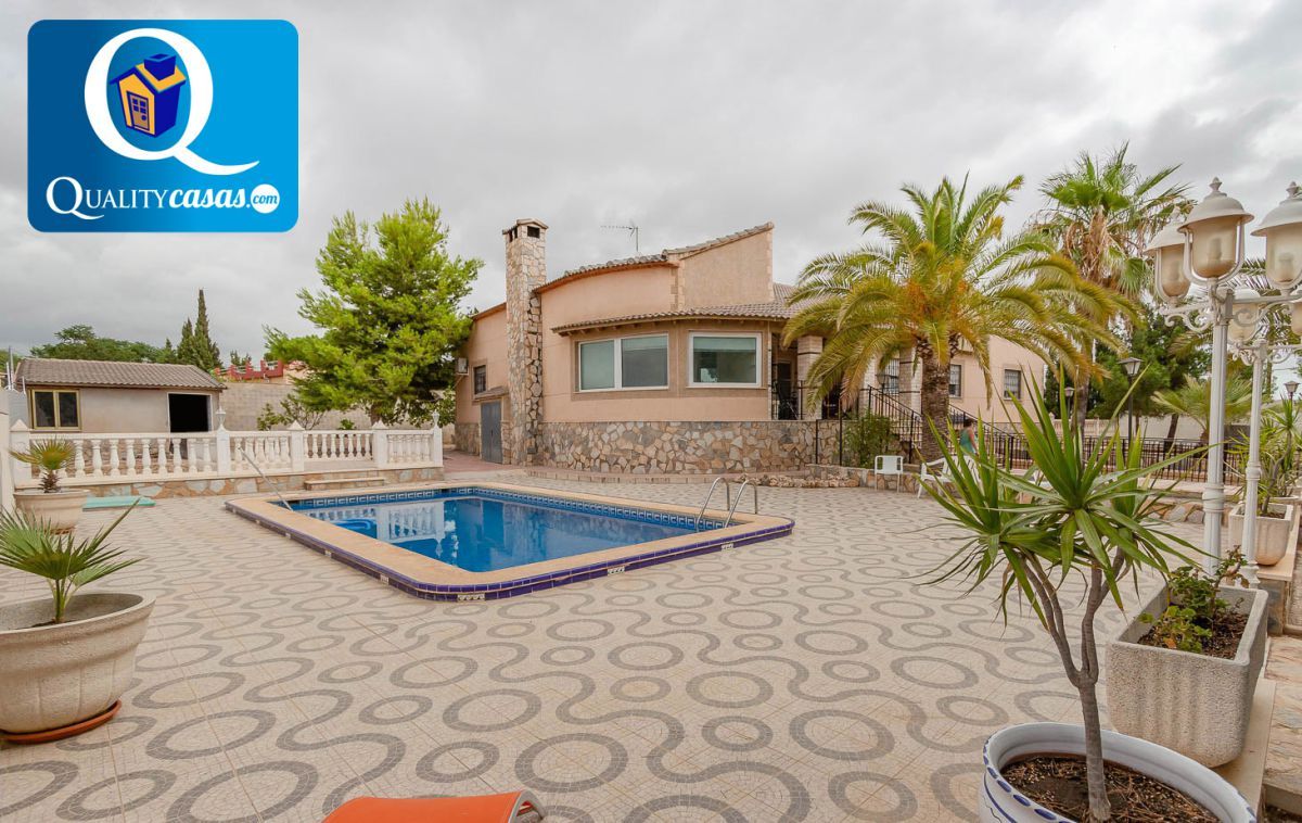 Vista exterior de Casa o xalet en venda en Alicante / Alacant amb Aire condicionat, Calefacció i Terrassa