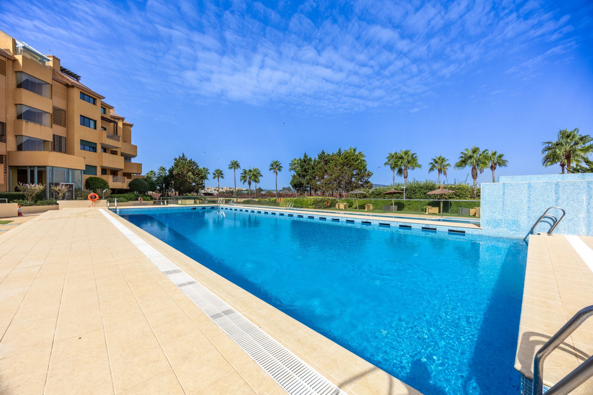 Swimming pool of Planta baja for sale in Sotogrande  with Air Conditioner, Private garden and Terrace