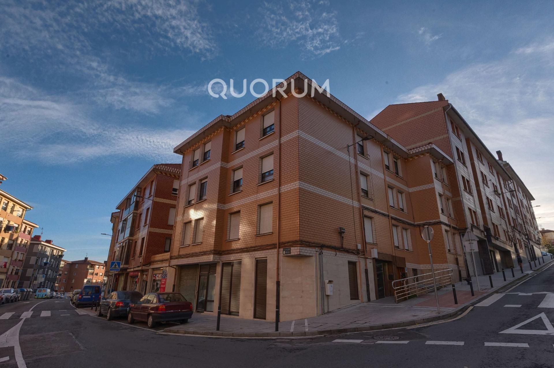 Vista exterior de Pis en venda en Basauri  amb Calefacció, Terrassa i Balcó