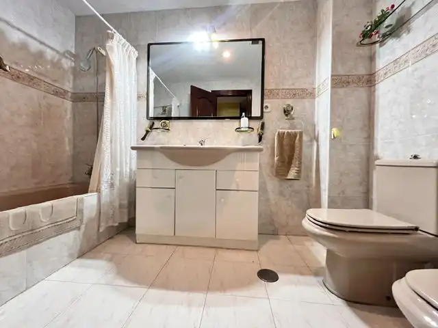 Badezimmer von Wohnung zum Verkauf in Gijón  mit Heizung, Parkett und Terrasse
