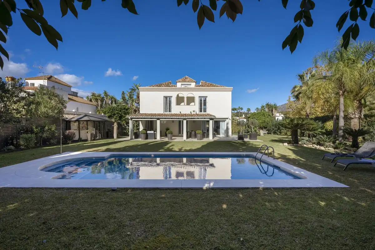 Chalet con piscina en venta en Nueva Andalucía, imagen 2