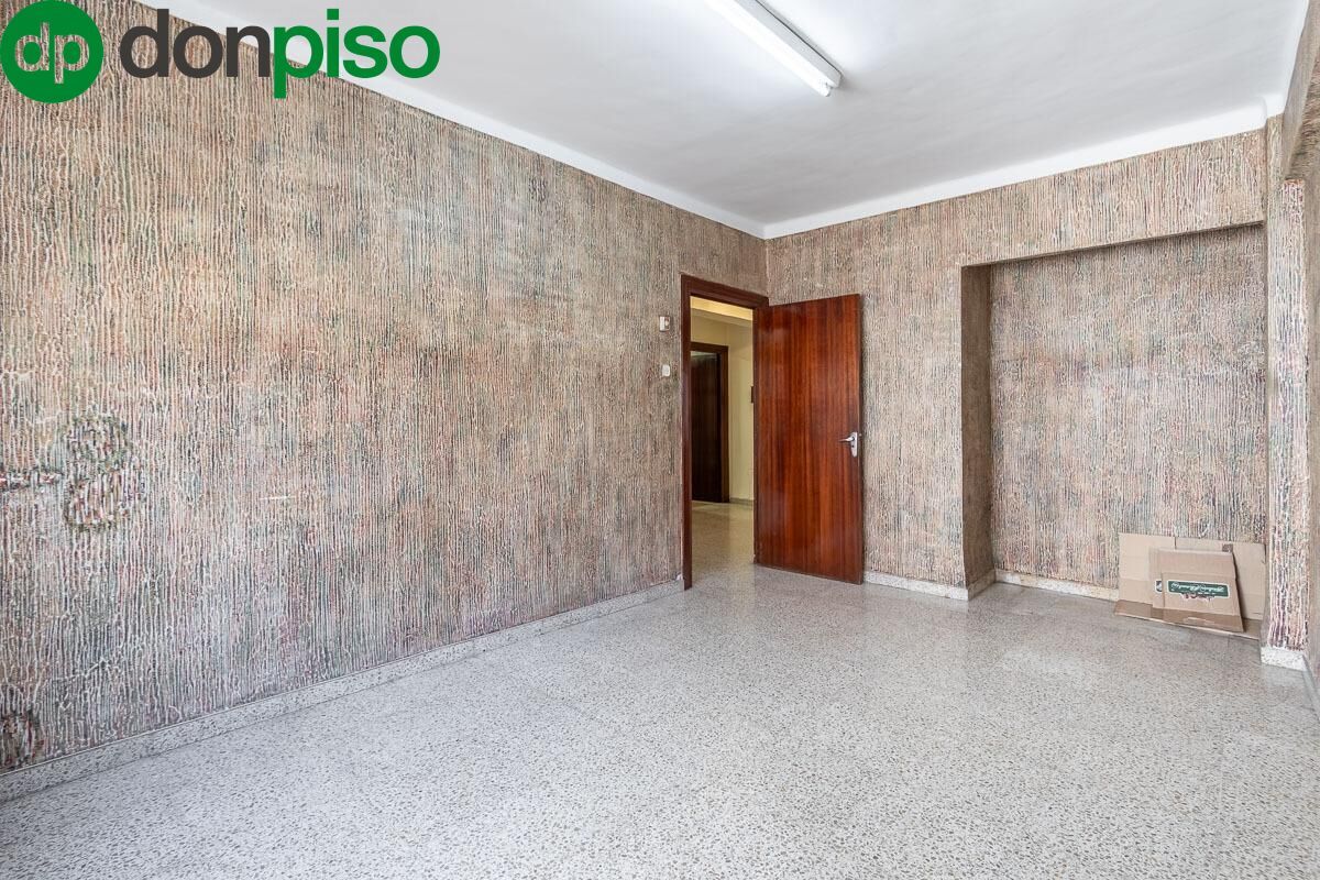 Flat for sale in  Granada Capital  with Heating and Storage room