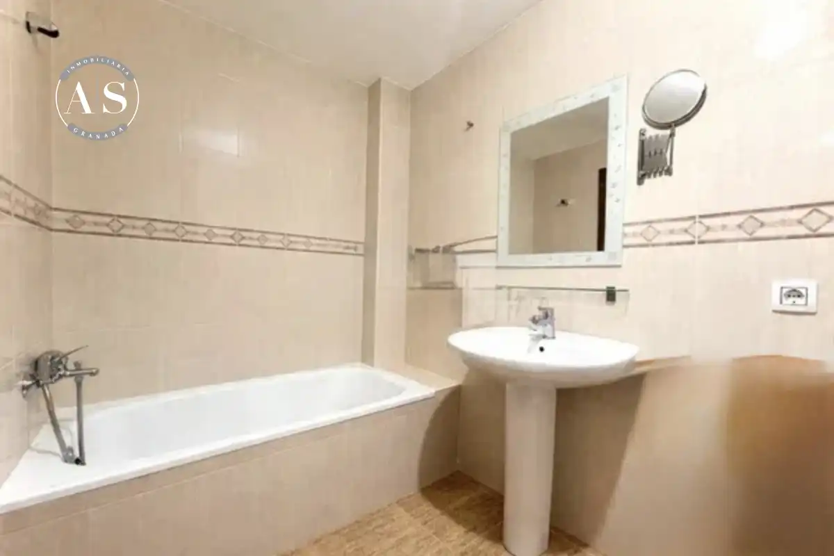 Baño de Piso en venta en Maracena con Aire acondicionado