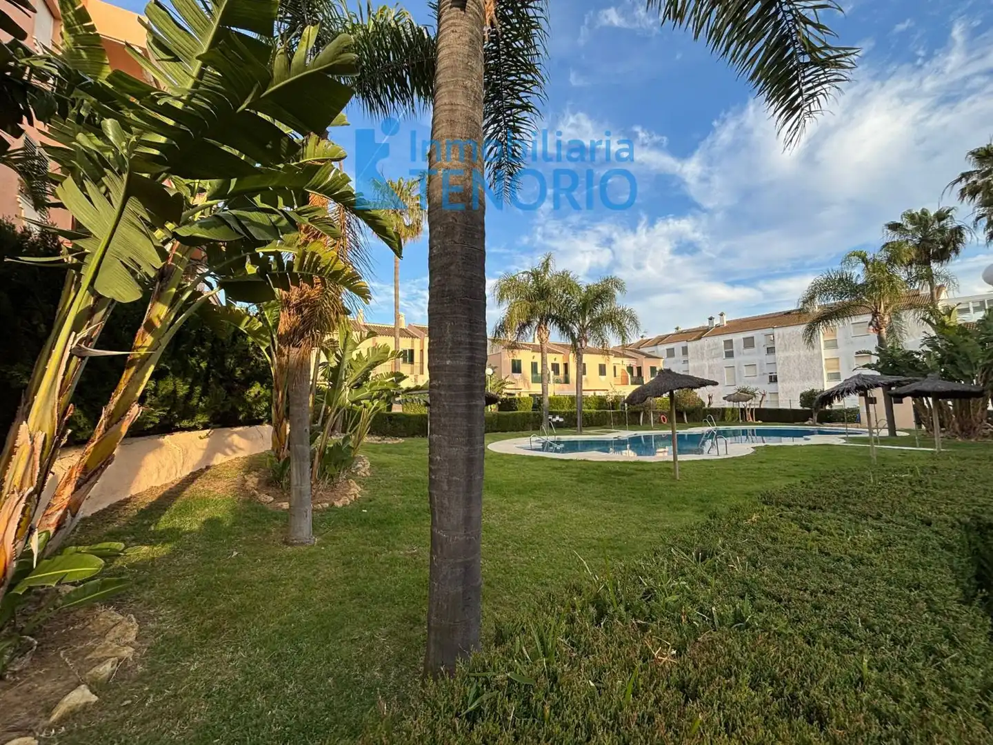 Vista exterior de Casa adosada en venta en Islantilla con Terraza y Piscina comunitaria