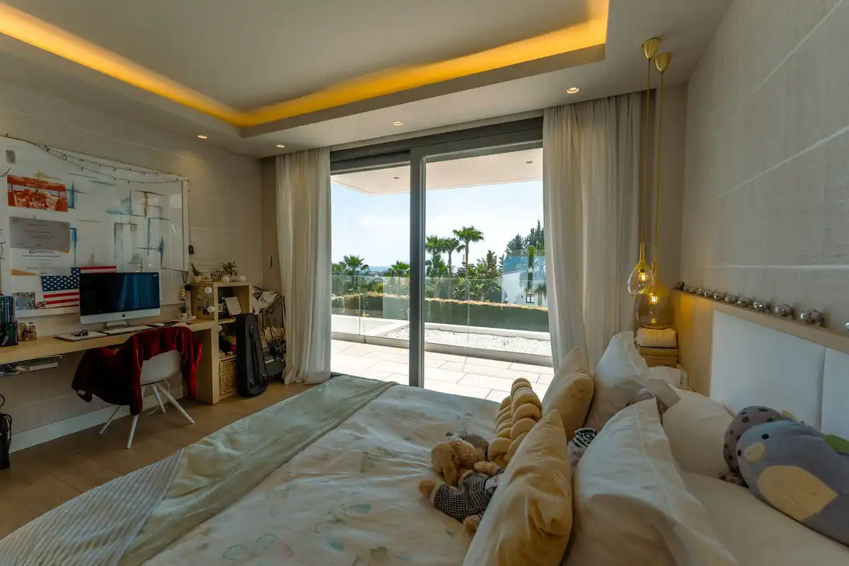 Dormitori de Casa o xalet de lloguer en Estepona amb Jardí privat, Piscina i Alarma