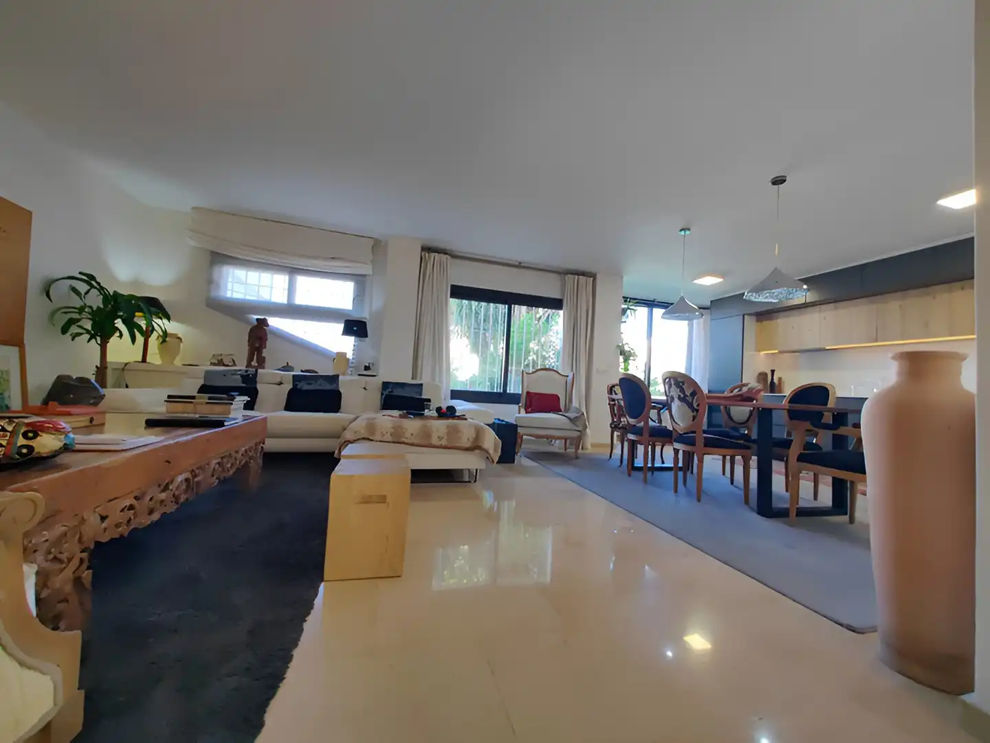 Sala d'estar de Dúplex en venda en Estepona amb Aire condicionat, Terrassa i Piscina