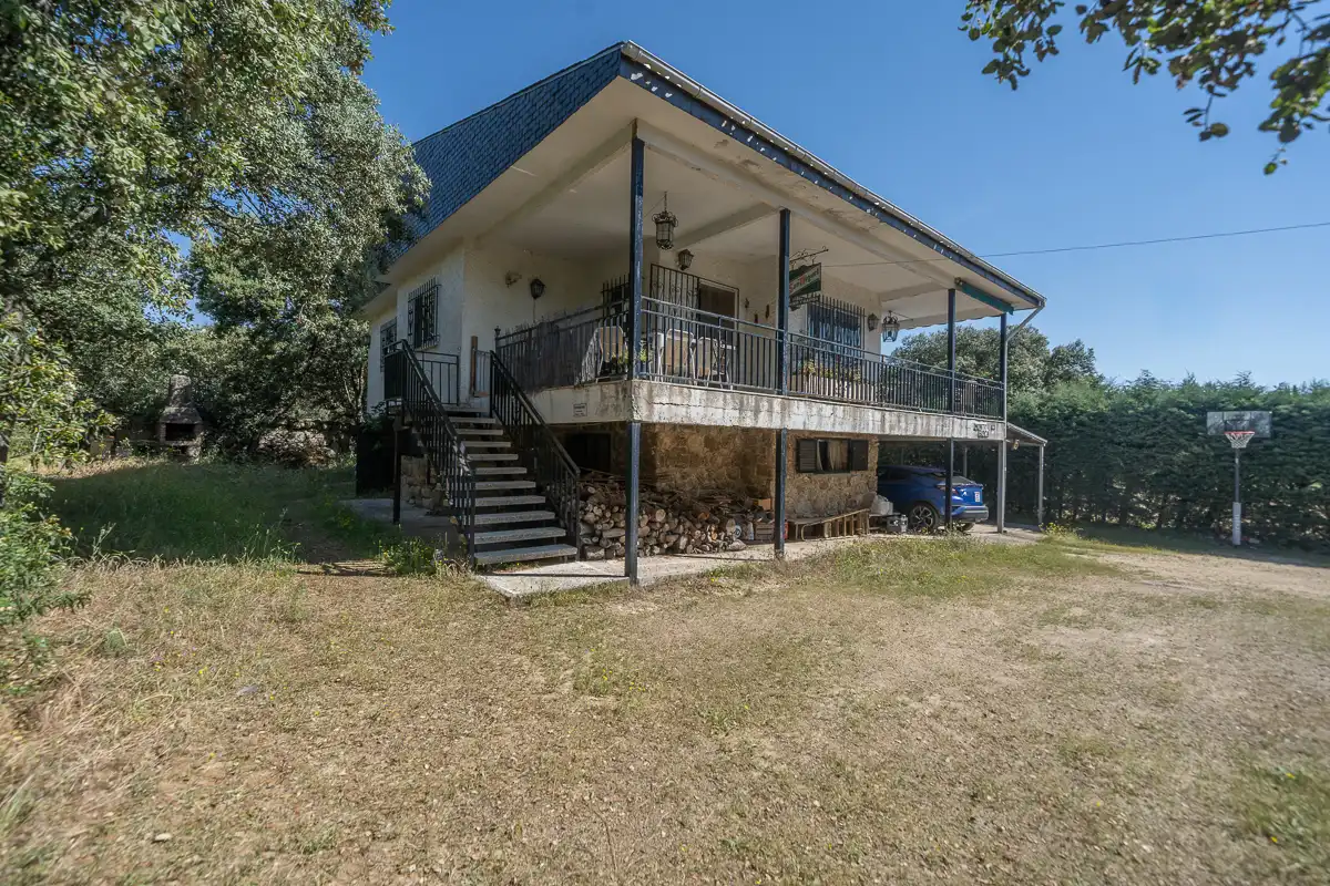 Vista exterior de Casa o xalet en venda en El Escorial amb Jardí privat, Terrassa i Piscina