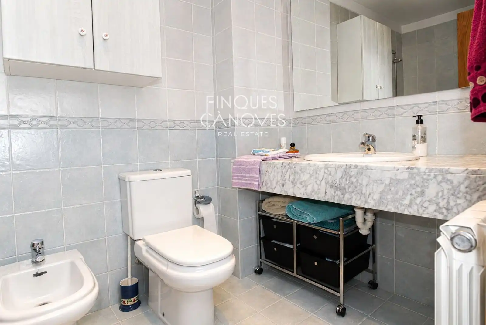 Badezimmer von Einfamilien-Reihenhaus zum Verkauf in Salt mit Heizung, Terrasse und Abstellraum