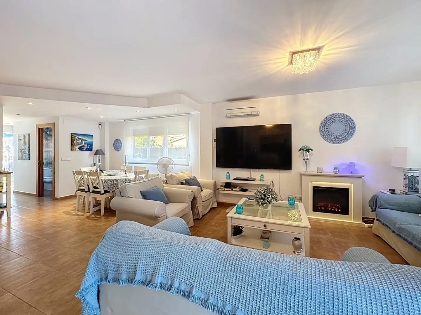 Sala d'estar de Casa adosada en venda en L'Alfàs del Pi amb Aire condicionat, Jardí privat i Terrassa