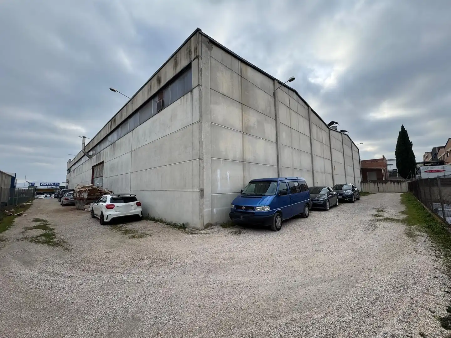 Außenansicht von Fabrikhallen zur Miete in Igualada