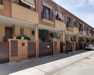 Vista exterior de Casa adosada en venda en Armilla amb Calefacció, Terrassa i Balcó