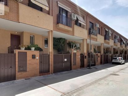 Vista exterior de Casa adosada en venda en Armilla amb Calefacció, Terrassa i Balcó
