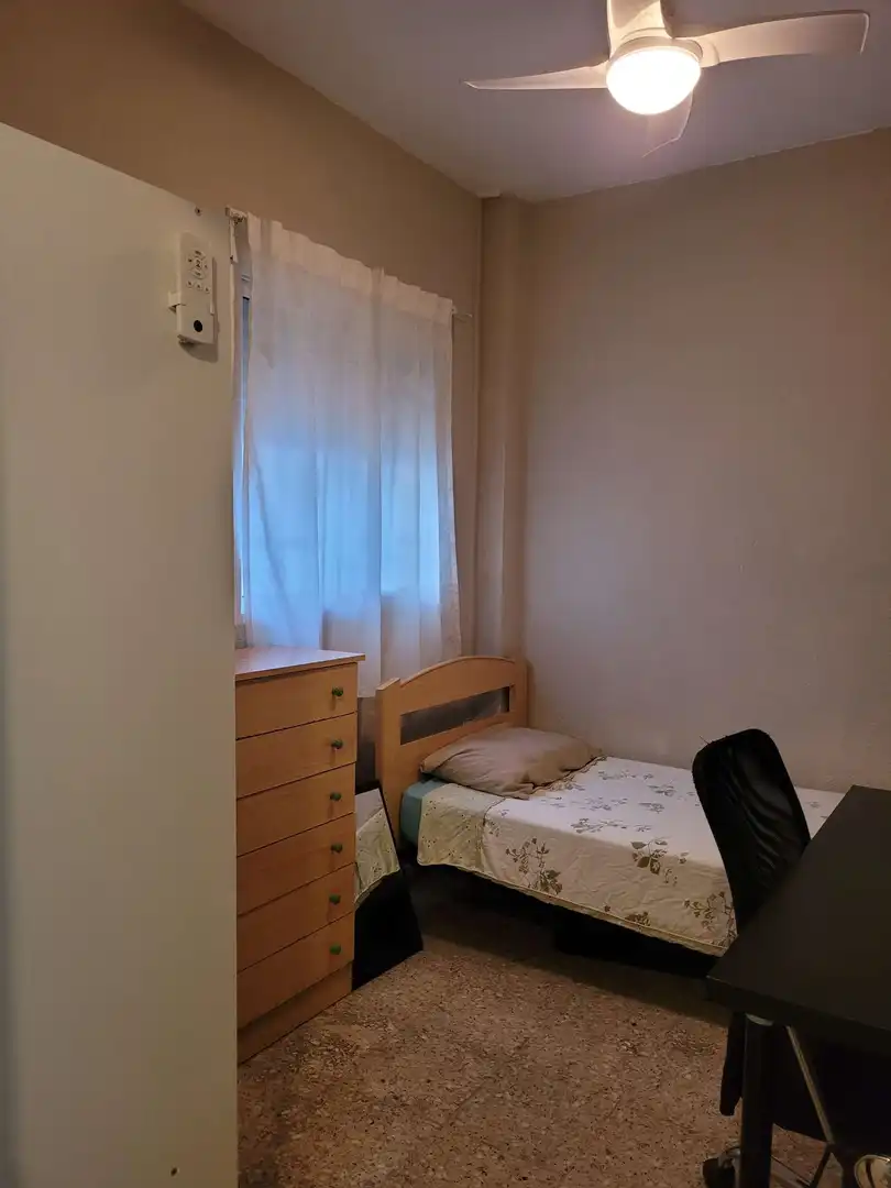 Bedroom of Flat for share in  Sevilla Capital  with Air Conditioner, Terrace and Furnished