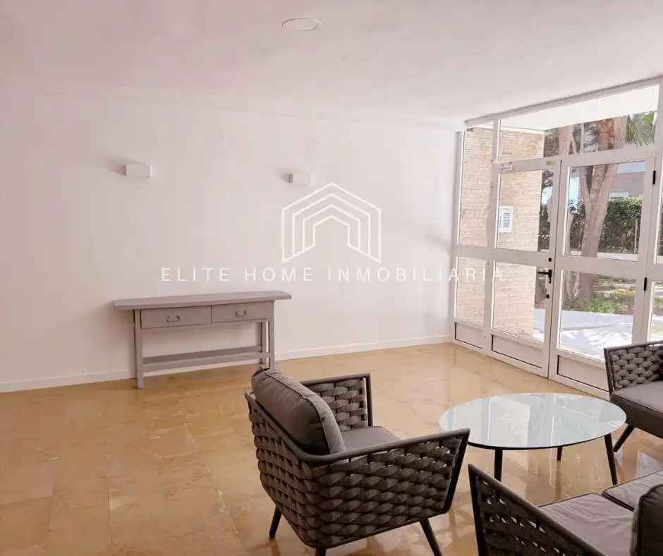 Sala d'estar de Apartament en venda en Benicasim / Benicàssim amb Jardí privat, Terrassa i Moblat