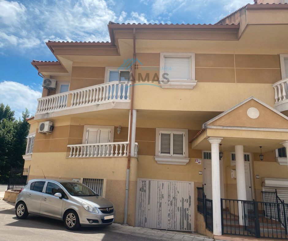 Vista exterior de Casa adosada en venda en Navalmoral de la Mata amb Aire condicionat, Calefacció i Terrassa