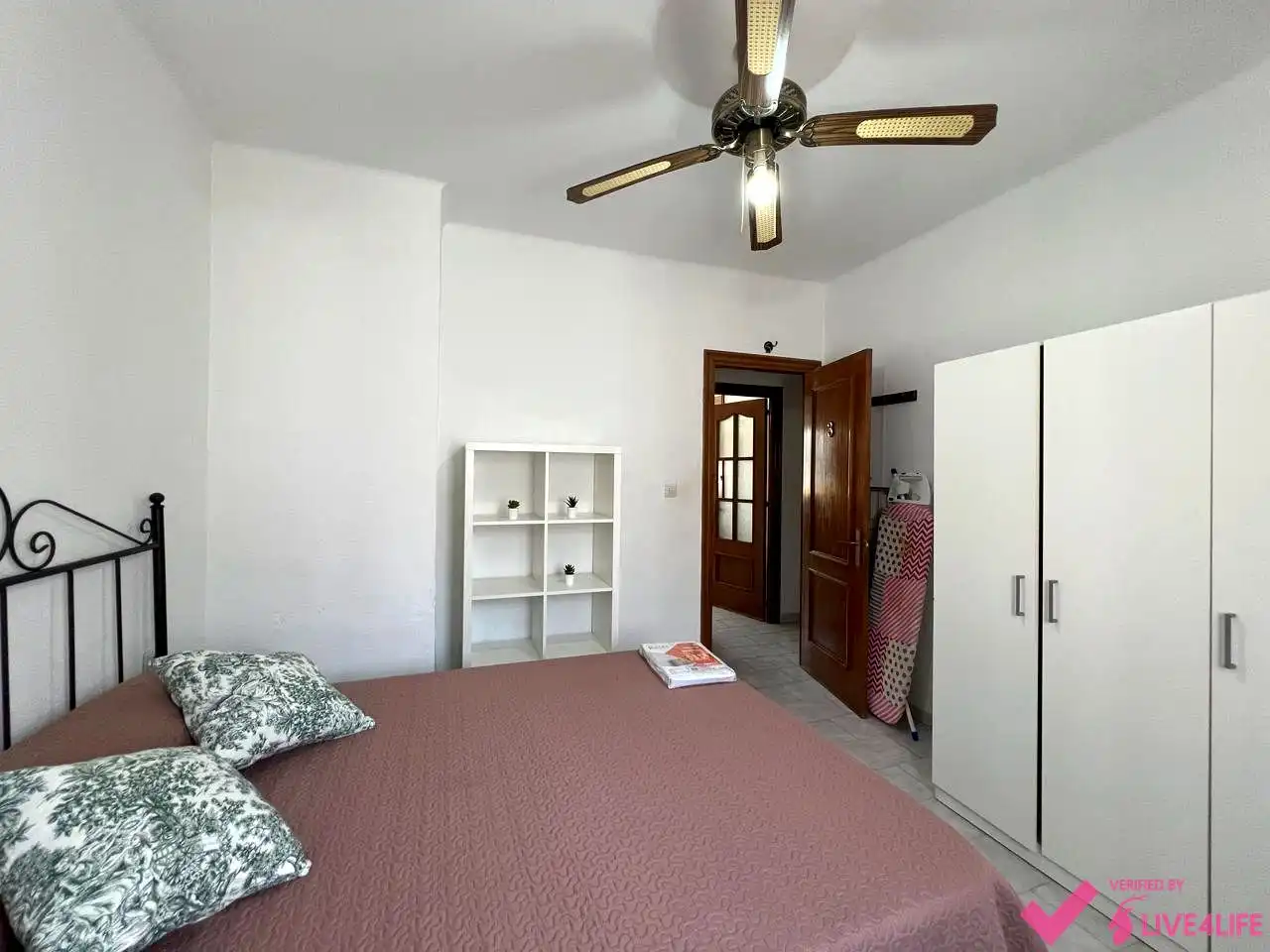 Bedroom of Flat for share in Sevilla  with Air Conditioner, Heating and Furnished