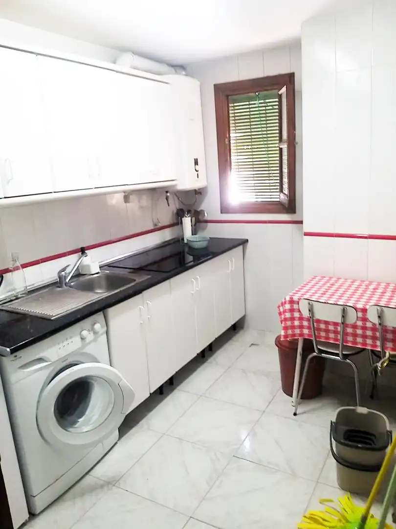 Cocina de Apartamento de alquiler en Granada con Amueblado, Lavadora y Microondas