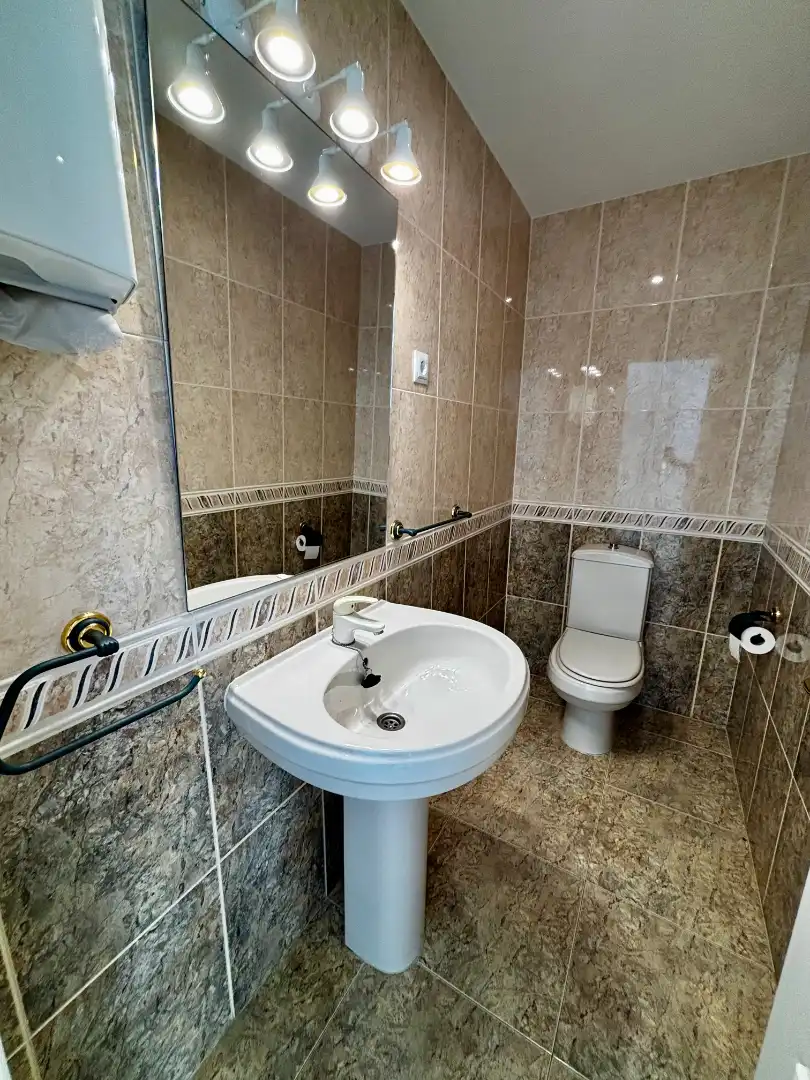 Bathroom of Office for rent in Pinto  with Air Conditioner, Heating and Alarm