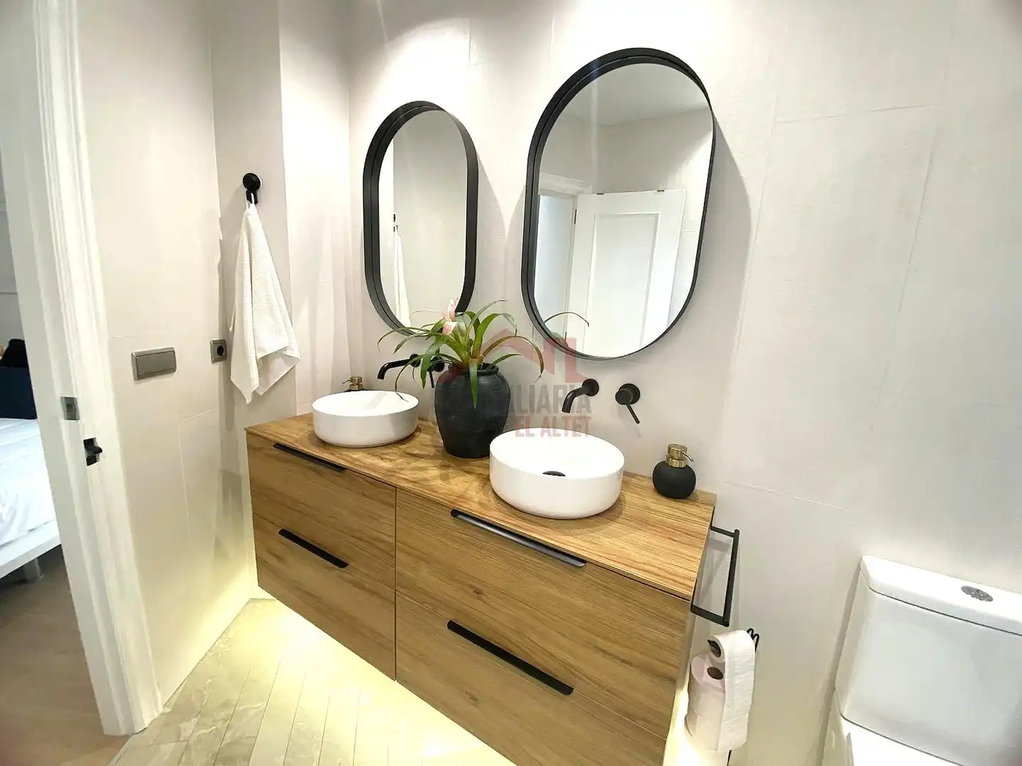 Badezimmer von Wohnung zum Verkauf in Elche / Elx mit Klimaanlage, Heizung und Ofen