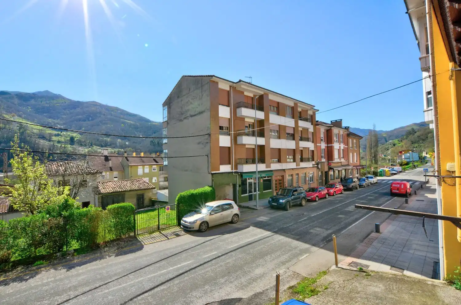 Vista exterior de Casa o xalet en venda en Lena amb Calefacció, Terrassa i Traster