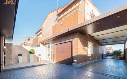 Exterior view of Single-family semi-detached for sale in Cubas de la Sagra  with Air Conditioner, Heating and Private garden